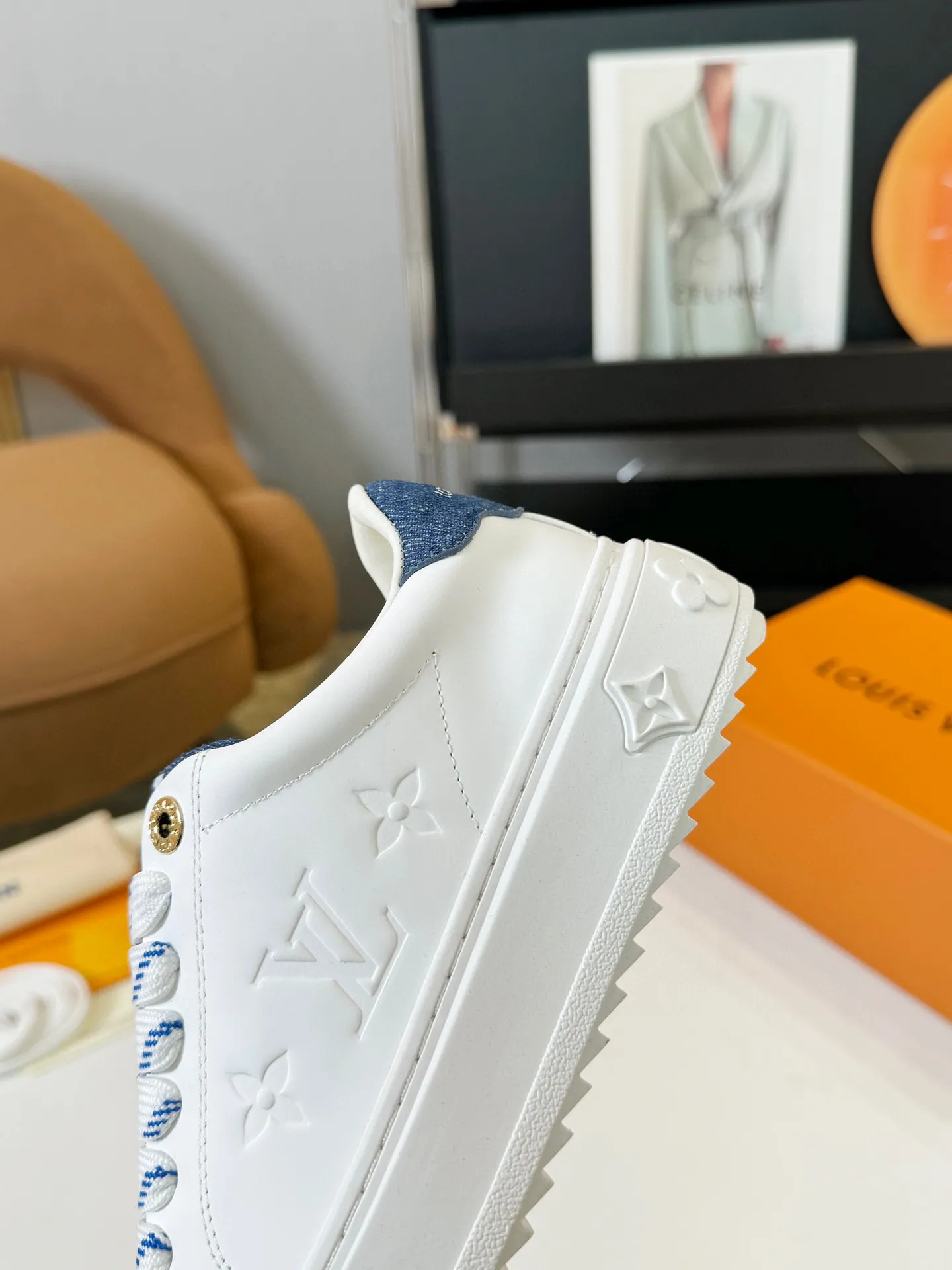 Men's Men's Shoes 💰💰660 Women's LV [Beverly Hills Sports Shoes Series] This Beverly Hills sports shoes are made of grained cow leather with Damier pattern, echoing the current season's leather goods series. The thick rubber outsole is lightweight, and an embossed Louis Vuitton logo adds a branding touch. Padded insole and technical fabric lining enhance comfort.  Detailed Features ♛ Embossed grained cowhide leather ♛ Ultra-lightweight rubber outsole ♛ Louis Vuitton logo on tongue and outsole ♛ Size: 35-40